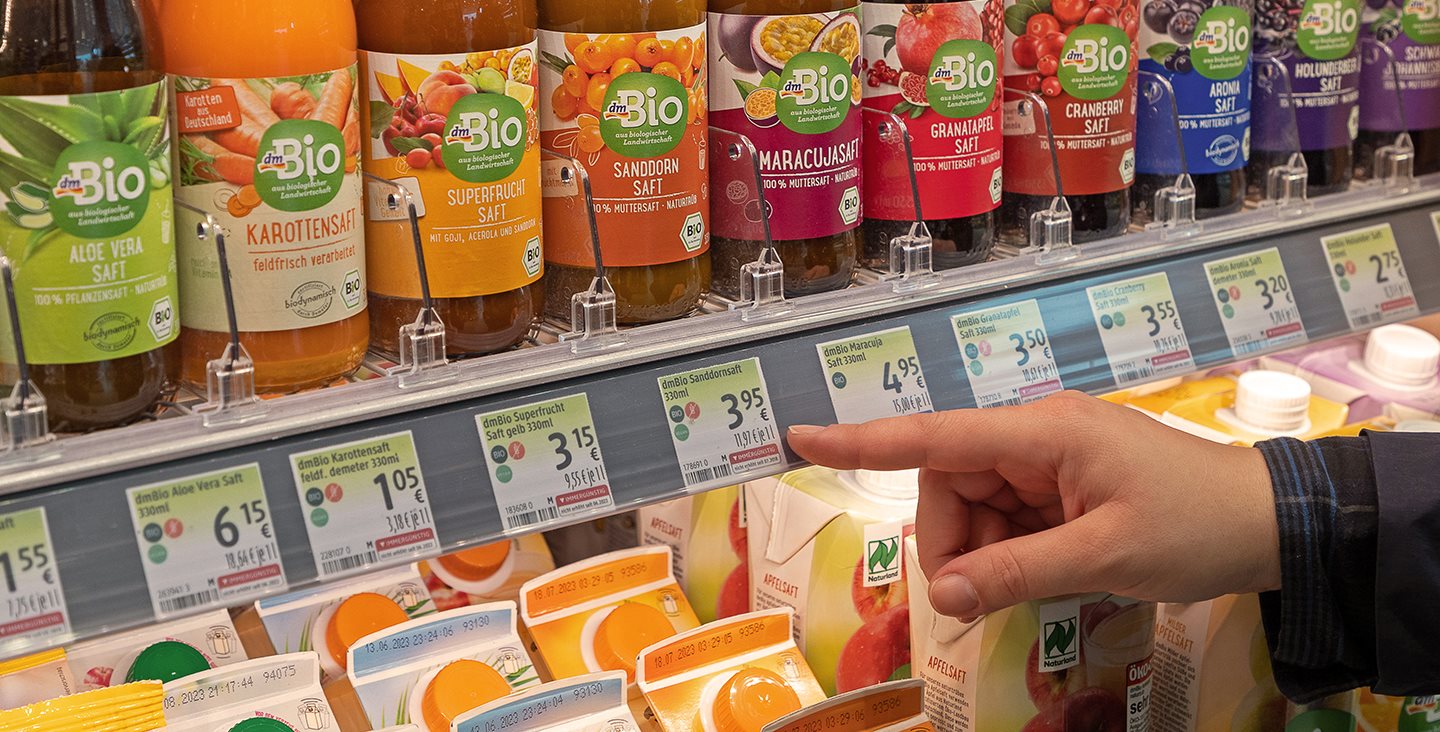 Eligazodást segítő jelzések a polcokon