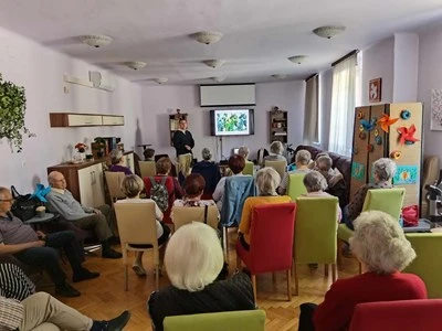 Mesterséges intelligencia korhatár nélkül: inkluzív MI-képzések az idősebb korosztályok számára